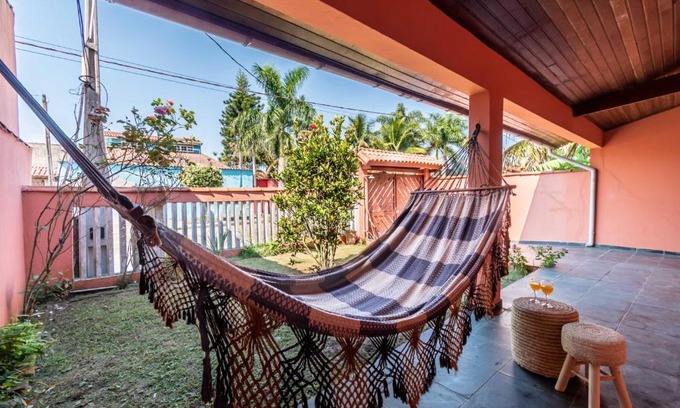 Raul Cury House | Itanhaém Casa ampla com piscina e churrasqueira a 300m da praia