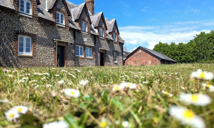 Hunston Cottage | Ivy Cottage, Sleeping 4 with garden & nearby beaches & Chichester