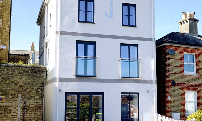 Cowes House | J House-Sleeps 12-4 Bath-Roof Terrace-Cowes Centre