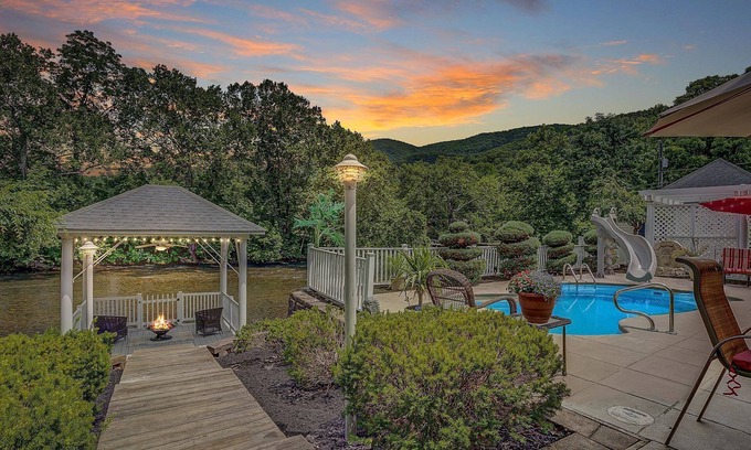 Covington House | Jackson River Estate Riverfront with Pool, Billiards, Games.