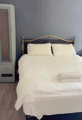 Doncaster House | Jacuzzi City Guesthouse, about a 7 min walk to Racecourse and 10 mins to the City
