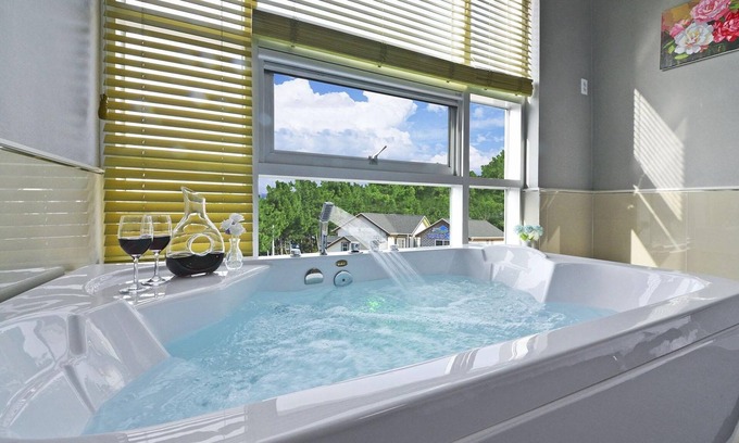 Samcheok House | Janghohang J Story Spa Pension