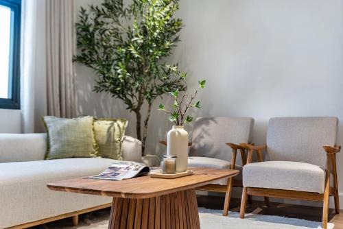 Khor Fakkan Apartment | Japandi Mountain Escape