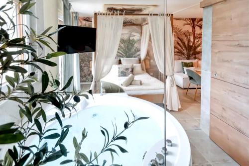 Trouville-sur-Mer Apartment | Jardin d'Eden : Sauna, Balneo & Jardin privatif