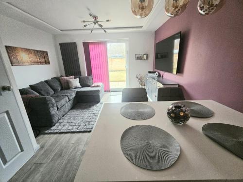 Northampton Villa | Jasmin's House, 2 bedroom house, private Parking