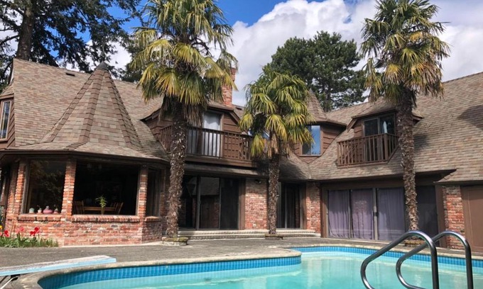 Saanich East House | Jason House - Immaculate Suites in a Quiet Seaside Neighbourhood near UVIC