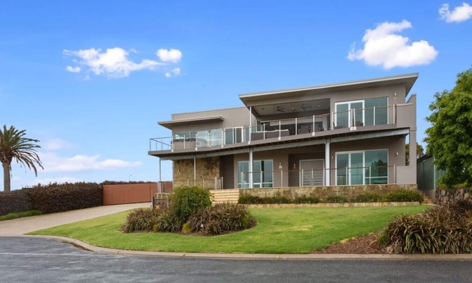 Long Flat House | JB'S Retreat - Rate variable *see rates below*