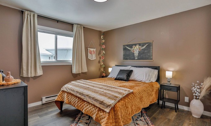 Weston Apartment | Jelinek Hideaway Unit 5 - Modern 2BR Apartment