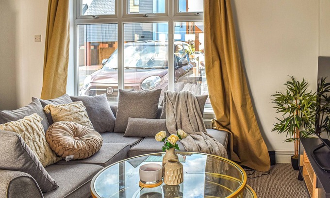 Ashford Cottage | Jemmett House is a lovely high end two bed house in a great location.