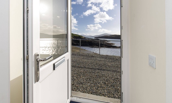 Harris Apartment | Jetty Cottage - A modern cottage with views of South Harris and the Castle