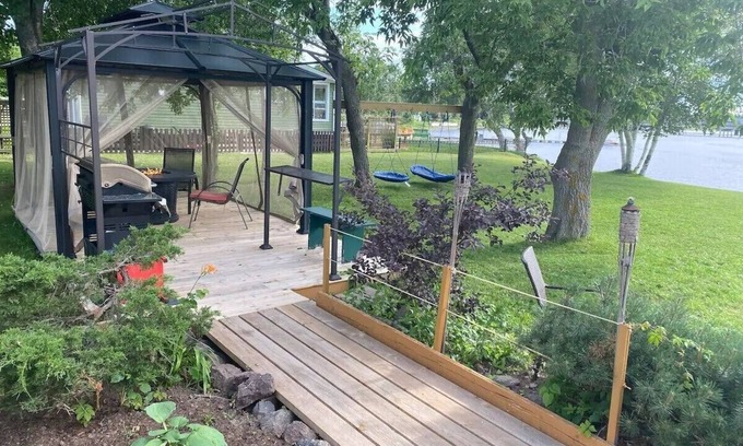 Shediac Bridge Cottage | Jigger's - Spacious Beachfront Cottage