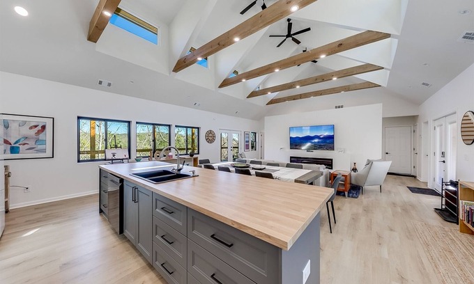 Helen House | Jill NEW - Innsbruck Resort in Alpine Helen with Hot tub!