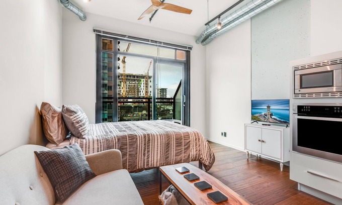 Harris Green Condo | Jive at the Jukebox