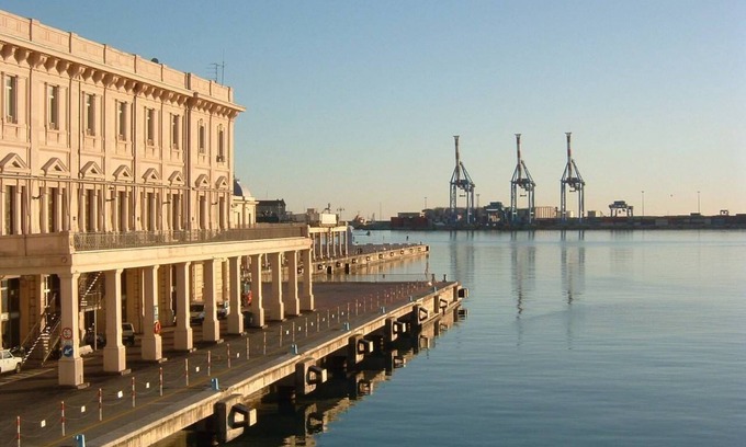 Pre House | JOIVY Band House di Fronte al Terminal Traghetti