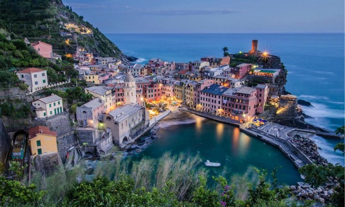 Vernazza House | JOIVY Charming House for 12, with Patio in Vernazza