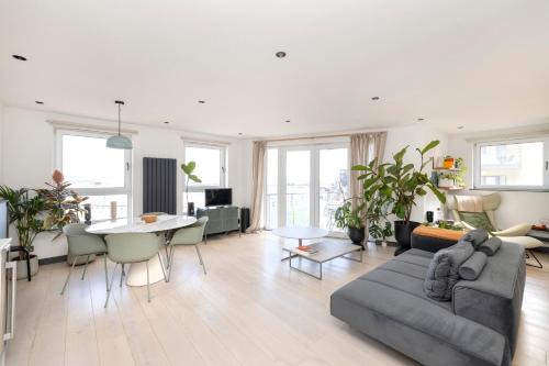 Newhaven Apartment | JOIVY Fabulous Apartment with Bay View Terrace