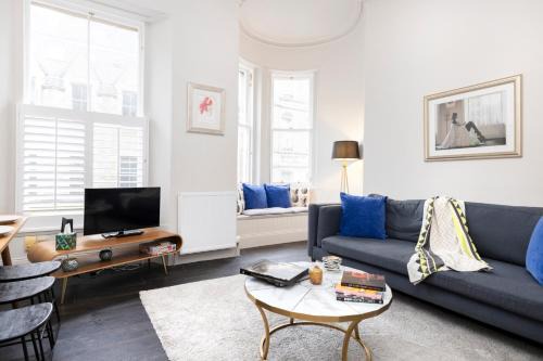 Old Town Apartment | JOIVY Sophisticated Apt near Edinburgh Castle