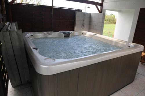 Les Mangles House | Joli bungalow avec jacuzzi chez Roberto