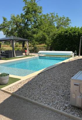 Bretenoux Villa | Jolie Villa indépendante climatisée 3 chambres tout confort 6 couchages, piscine chauffée 4 X 8 disponible selon météo de Mai à fin Septembre, Jacuzzi 4 places, boulodrome éclairé, ping-pong, wifi, proche commerces Animaux domestiques sur demande