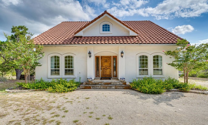 Leander House | Jonestown Retreat w/Deck: 6 Mi to Lake Travis!