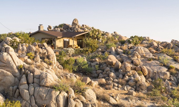 Yucca Valley House | Joshua Tree Getaway. Private Boulder Wonderland. Rustic elegance. Sleeps ten.
