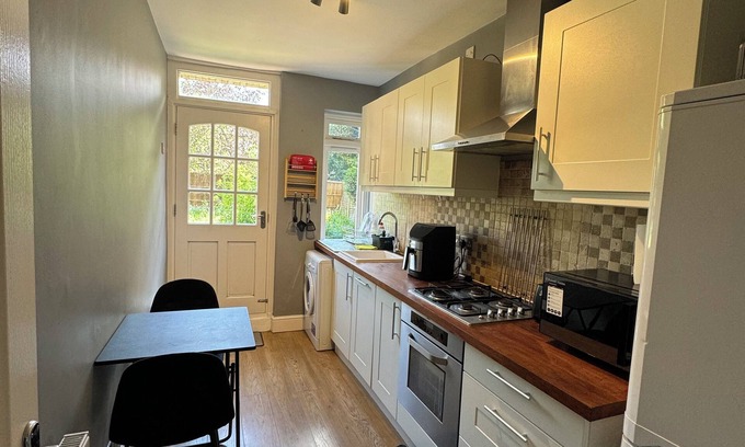 Brownswood Apartment | Just opposite Finsbury Park, London. 2 minute walk to underground train station