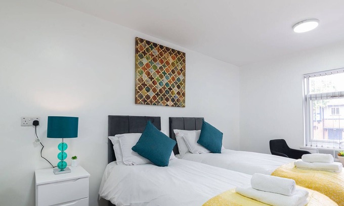 Stirchley Apartment | K Suites - Modern Central 2 bed Flat w/free WIFI