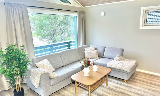 Tromso Apartment | Kaldfjord Aurora Apartments New top floor. Free parking. Close to nature.