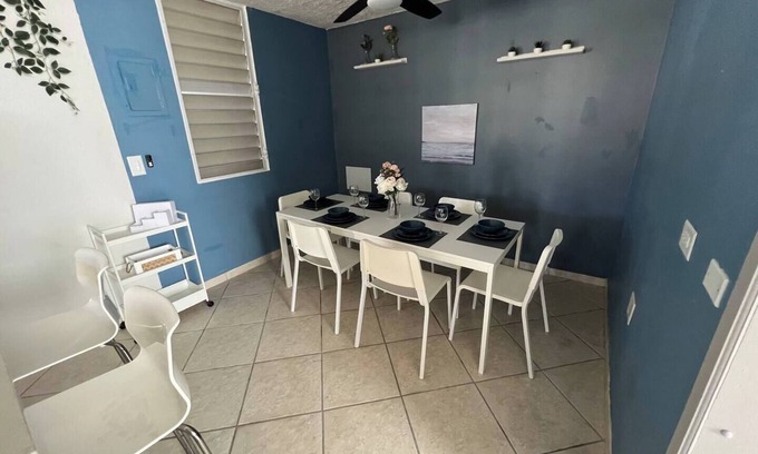 Martin Gonzalez House | Kasa Metropolios 4-bedroom house w AC, WiFi, 2 car garage 7 minutes from airport
