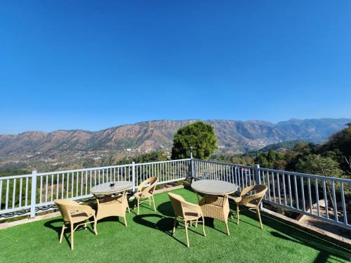 Kumarhatti Apartment | kasauli Oaks With Pool by kasauli Vista