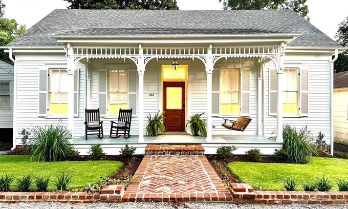 Natchez Cottage | Katie's Cottage | 3/3 Historic Home, Washer/Dryer, Full Kitchen