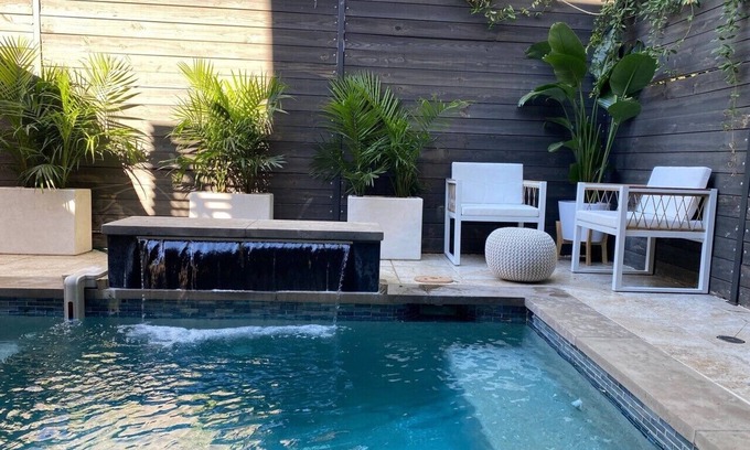 Knox - Henderson House | Katy Trail. Warm Pool. 5 bedroom townhome.