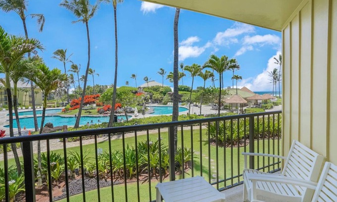 Hanamaulu Apartment | KBR 3302 · Simple but Idyllic Oceanfront Resort w King Bed