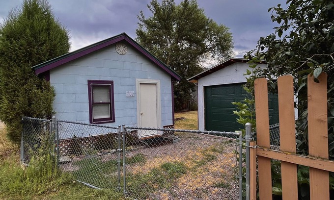 Polson House | Keep it simple at this peaceful and centrally-located place.