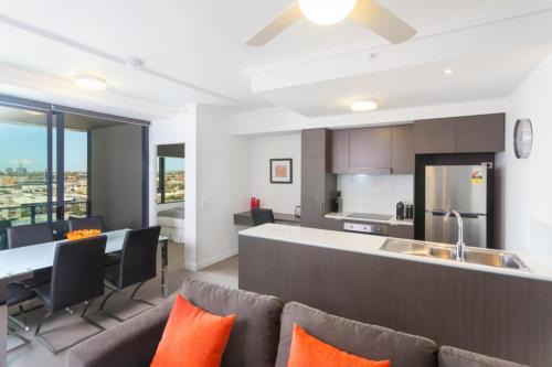 Fortitude Valley Apartment | Keeping Cool on Connor - Executive 2BR Fortitude Valley apartment with pool and views