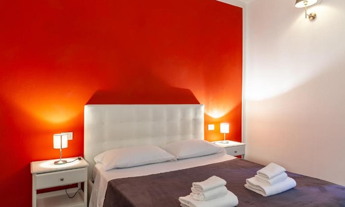 Pisa City Centre Apartment | Keith Haring - rosso