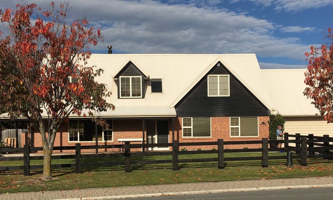 Wanaka House | Kennealy House - an ideal spot to relax, 15 minute walk to town and lake.