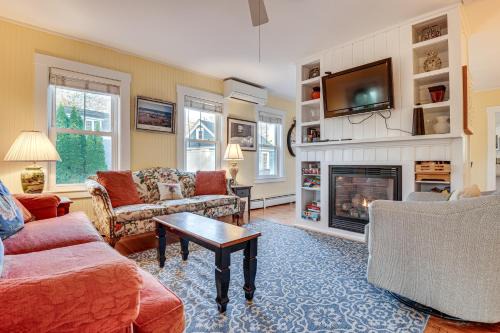 Kennebunk House | Kennebunk Cottage with Yard Less Than 1 Mi to Beach!