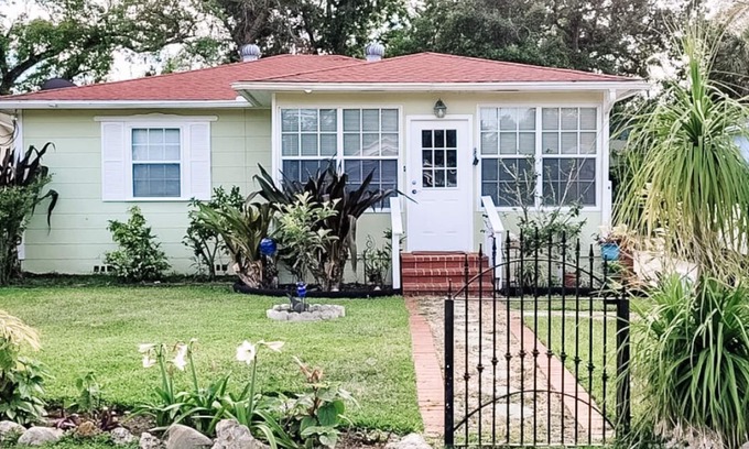 Holly Hill House | Key Lime Cottage - MINUTES from the beach, Ocean Center, Pictona & downtown!
