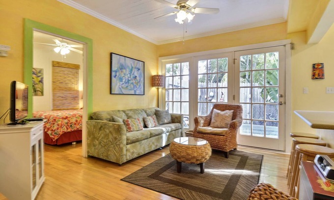 Historic Seaport House | Key Lime Pie by AvantStay | Ideal Location w/Splash Pool & Out Door Dining