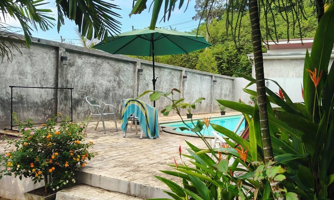 Krabi Bed & Breakfast | KHAB room 1 A 30 sqm room with access to a 10x4 M swimming pool, for free!