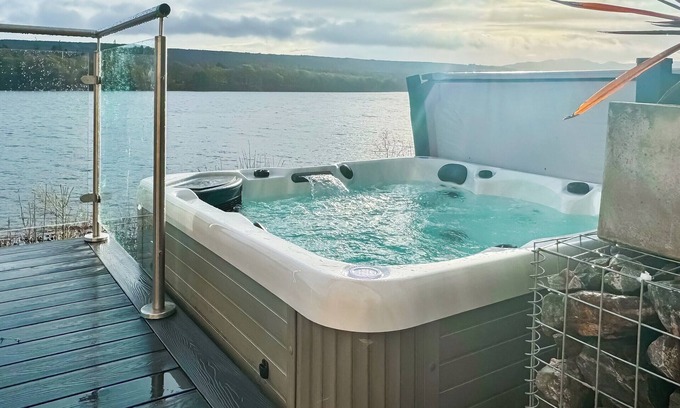 Lochend Cottage | Kimcraigan Lodge is located with uninterrupted views on the banks of Loch Ness.