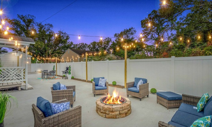 Colonialtown North House | King bd/Charming 2 story cottage w/Private Yard