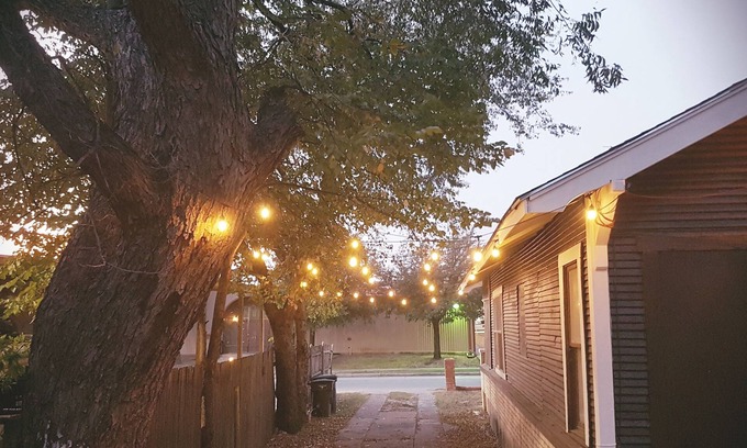 Fort Worth House | KING BED, 2 HOMES , 2 KITCHENS, SLEEPS UP TOO 13, 3 MINS FROM STOCKYARDS FORTWORTH!