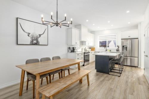 Southeast Calgary House | King Bed AC 5 min South Health 5 min Dining