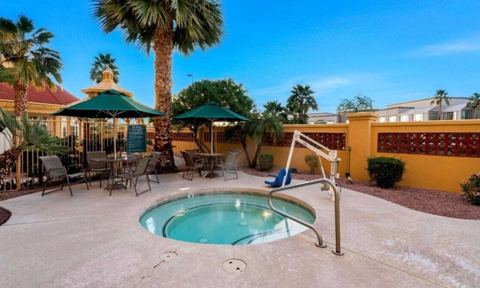 Superstition Springs Hotel | King Bed ADA Rm at La Quinta Inn by Wyndham Mesa Superstition Springs