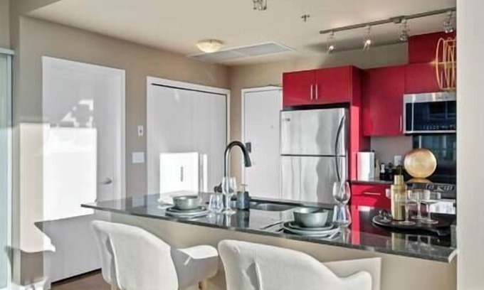 Beltline Apartment | King Bed | DT Views | UG Park | Walk to Saddledome