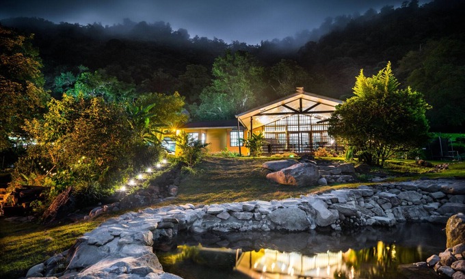 Nueva California House | King bed & hot tub in cloud forest mountains