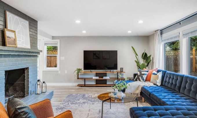 Hillwood Apartment | King Bed | Laundry | Mins to Seattle | Game Room