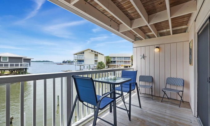 Cedar Key Condo | King Bed π Pet Friendly π Waterfront